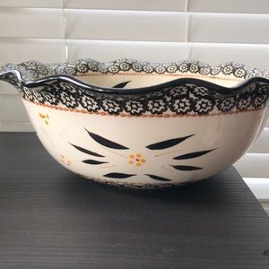 Like NEW TEMPTATIONS!! Set of 2 serving bowls with scalloped edge. 3.5qt & 1.5qt